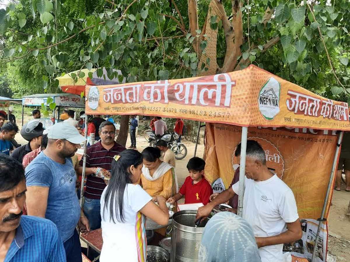 जनता की थाली में पांच रुपये में लोगों को मिला विशेष व्यंजन